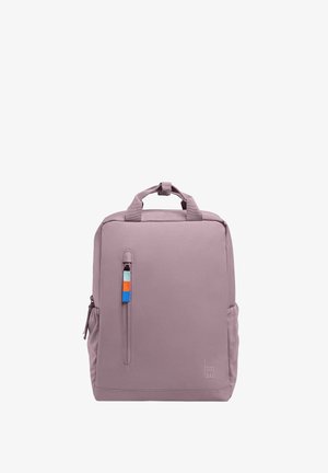 Mochila de tela morada con asas superiores y un bolsillo frontal con cremallera. Presenta una etiqueta de acento colorido y un logo sutil en relieve.