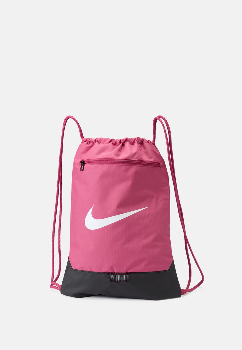 Roza torba sa povlačenjem, s bijelim Nike logotipom, izrađena od lagane tkanine, s crnim donjim dijelom i prednjim džepom sa zatvaranjem na patentni zatvarač.