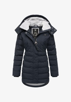 Temno modra puhovka z sivo kapuco, podloženo s flisom, z zadrgo in okrasnimi gumbi. Ima prešito zasnovo in elastične manšete za toploto.