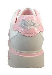 Baskets blanches et roses avec un arrière texturé, des accents roses brillants et un logo brodé. Elles disposent d'une semelle durable et d'un col rembourré.