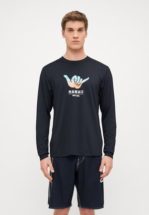 Czarna koszula z długim rękawem z grafiką przedstawiającą dłonie wykonujące znak shaka, z napisem "HAWAII" i "RIPCURL" w kontrastowych kolorach.