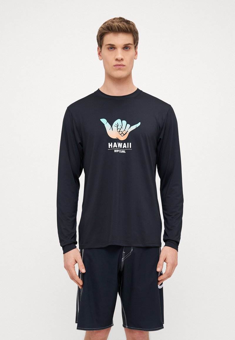 Czarna koszula z długim rękawem z grafiką przedstawiającą dłonie wykonujące znak shaka, z napisem "HAWAII" i "RIPCURL" w kontrastowych kolorach.