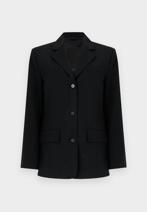 Blazer negro a medida con tres botones delanteros, solapa con muesca, dos bolsillos con solapa y mangas largas sobre un fondo blanco.