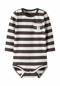 Body bébé à manches longues en rayures marron foncé et blanches, avec une poche ornée d'un design de panda souriant et des boutons-pression au bas.