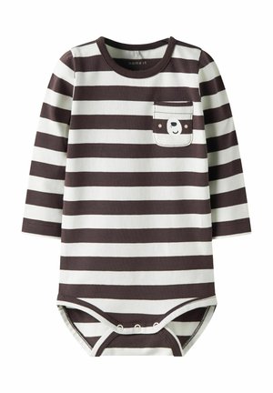Body bébé à manches longues en rayures marron foncé et blanches, avec une poche ornée d'un design de panda souriant et des boutons-pression au bas.