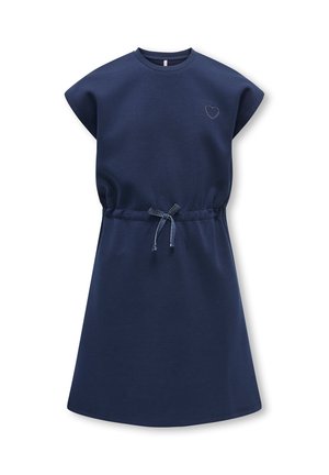 Robe bleu marine à manches courtes avec col rond, nœud ajustable à la taille et petit détail cœur cousu sur la partie supérieure gauche de la poitrine.
