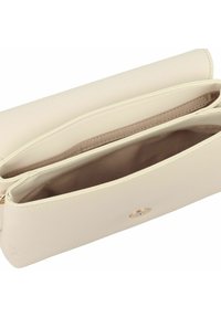 Cremefarbene Leder-Clutch mit strukturiertem Oberflächen, Reißverschluss und zwei Fächern. Goldfarbene Beschläge an der Vorderseite.