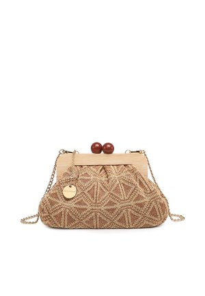 Borsa clutch intrecciata marrone con motivo, con cornice in legno e chiusura rotonda marrone, tracolla a catena dorata e piccola targhetta rotonda dorata.