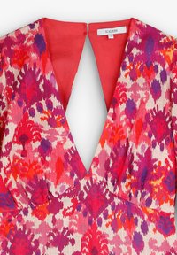 Kjole med korte ærmer, dyb V-hals, farverigt blomsterprint i nuancer af pink, rød og lilla på en lys baggrund, glat stof.