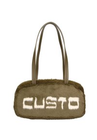 Olijfgroene nepbont handtas met twee tan handvatten. Beschikt over witte "CUSTO" letters op de voorkant, rechthoekige vorm en zachte textuur.