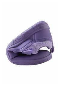 Baskets violettes flexibles pliées montrant la semelle texturée, la tige en maille et les détails rembourrés sur fond blanc.
