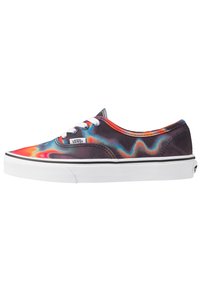 Sneakers in tela con un motivo multicolore a forma di onda in rosso, blu e arancione, dotati di lacci bianchi e una suola bianca con accenti neri.