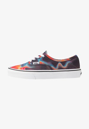 Sneakers in tela con un motivo multicolore a forma di onda in rosso, blu e arancione, dotati di lacci bianchi e una suola bianca con accenti neri.