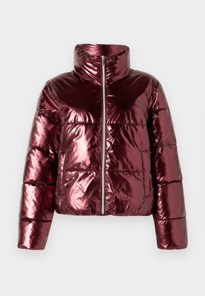 Veste en puff de couleur bordeaux avec un col haut, une finition brillante, une fermeture éclair et une texture matelassée. Présente des manches larges et rembourrées et une silhouette courte.