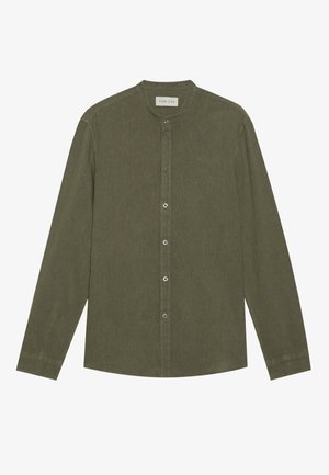 Camisa de manga larga en verde oliva con cuello mao, cierre frontal de botones y una tela texturizada. No presenta patrones ni acentos.