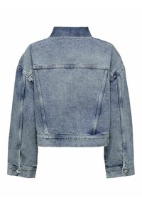 Giacca di jeans azzurro chiaro con un design corto, colletto a punta e polsini con bottoni. Presenta cuciture visibili e una texture liscia.