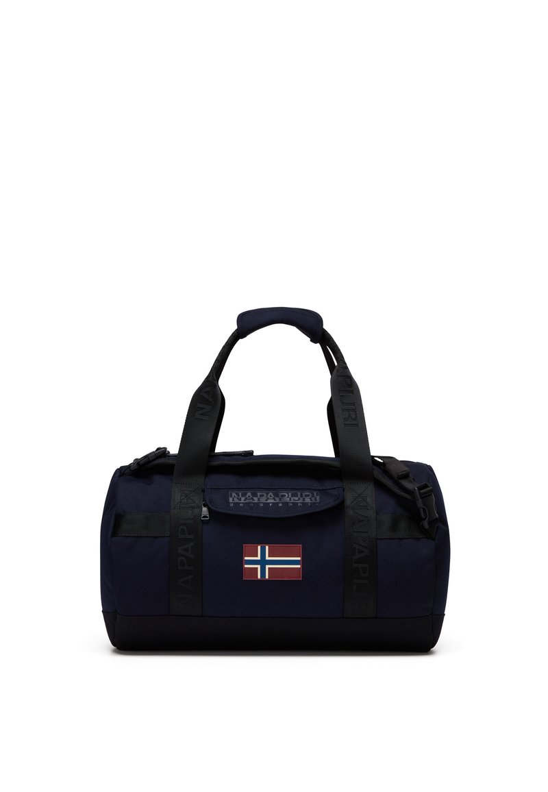 Marinblå duffelväska av slitstarkt tyg, med ett handtag upptill, justerbara remmar och en norsk flaggpatch på framsidan.