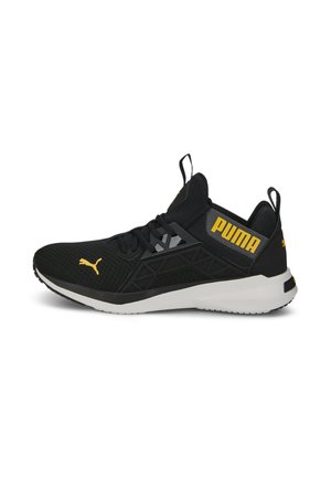Schwarzer Puma Sportschuh mit gelbem Logo und weißer Sohle, Mesh-Obermaterial, Zuglaschen an Zunge und Ferse sowie einem geometrischen seitlichen Stützdesign.