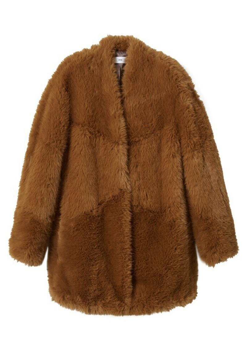 Cappotto in finto pelo marrone con un design squadrato, caratterizzato da una superficie spessa e texturizzata e senza chiusure visibili, creando un aspetto accogliente.