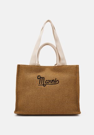 Bolsa tote de paja tejida en dorado con asas de tela color crema. Presenta el logo en cursiva negra "MARNI" en la parte frontal. Forma rectangular, superficie texturizada.