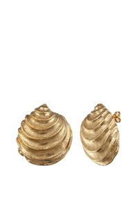 Boucles d'oreilles en or en forme de coquillage, avec des surfaces superposées et texturées, et une fermeture à charnière. Fini lisse avec un éclat métallique brillant.