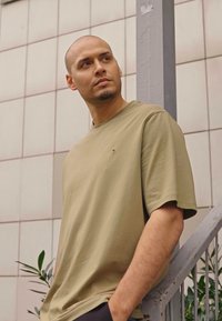 Tommy Hilfiger TEE - T-shirt básica - woodridge