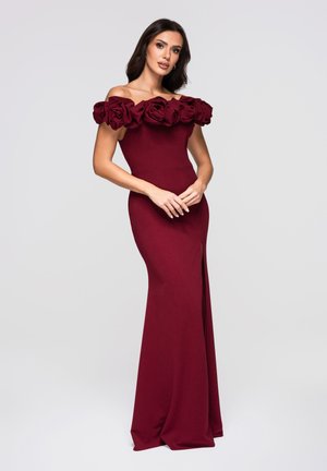Burgunderrotes Off-Shoulder-Kleid mit floralem, gerafftem Ausschnitt, figurbetontem Schnitt, Seitenschlitz und glatter, elastischer Stoffstruktur.
