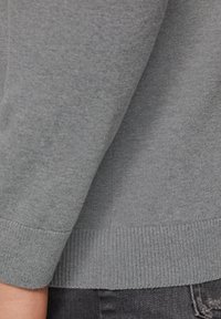 s.Oliver MIT LOGO-STICKEREI - Strickpullover - grau