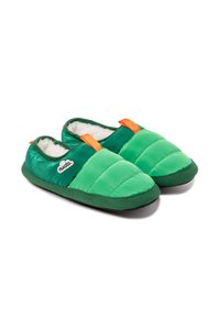 Zapatillas acolchadas verdes con un exterior suave, un forro interior blando y acentos naranjas. Presentan una punta redondeada y una suela duradera.