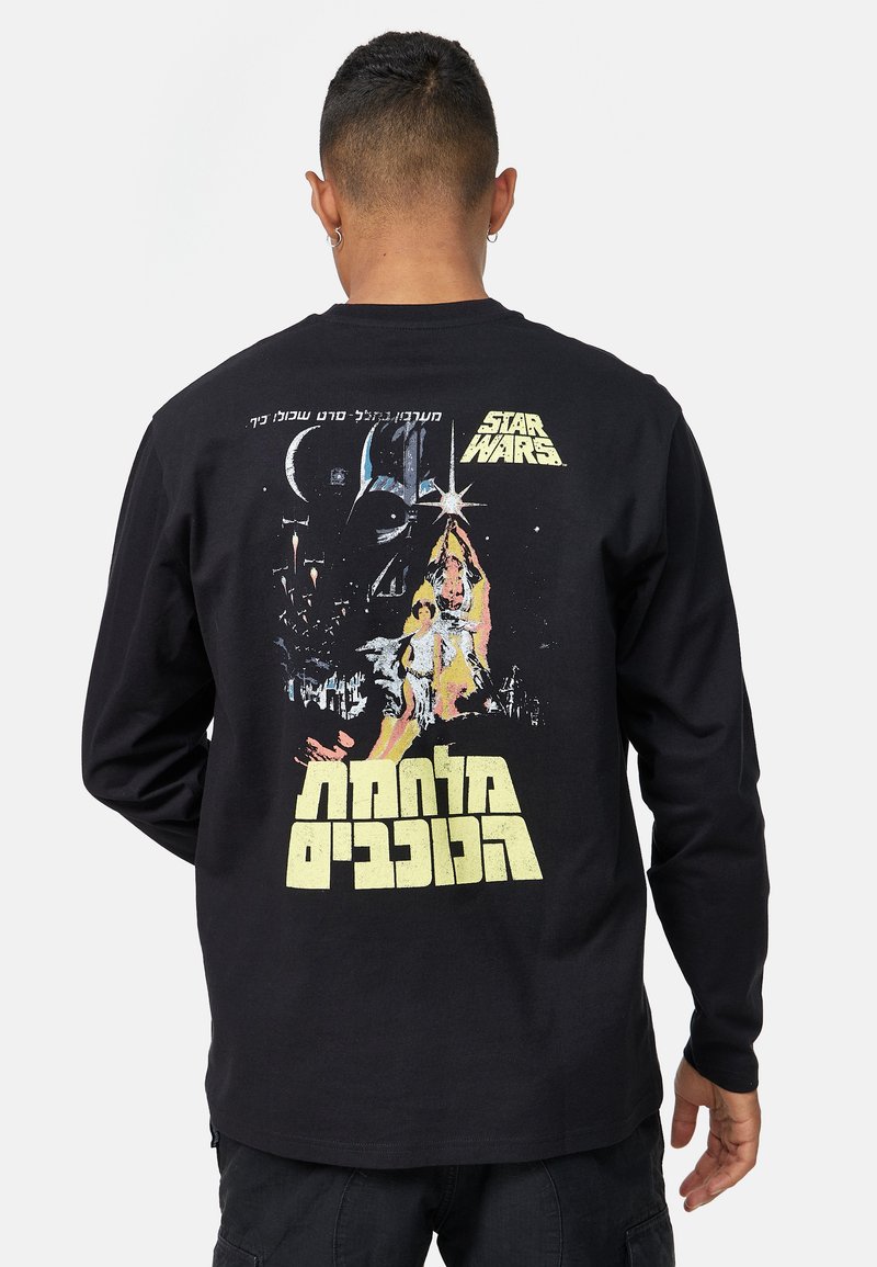 Svart långärmad t-shirt med en livfull "Star Wars"-grafik på baksidan, med karaktärer mot en rymdbakgrund i olika färger.
