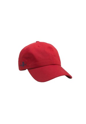 Czerwona bawełniana czapka typu baseball z zakrzywionym daszkiem, wyszywanym logo z przodu oraz przeszyciem na brzegach i koronie.