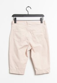 Ljusrosa, korta byxor i bomull med en slät yta. Har två bakfickor och en rak fåll, hängandes på en svart galge.