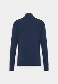 Granatowy sweter z długim rękawem i wysokim kołnierzem, z teksturowanym, prążkowanym wzorem na całej powierzchni oraz dopasowanymi mankietami.