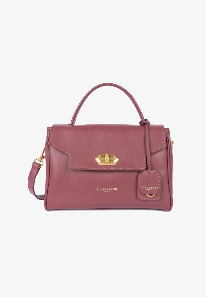 Sac à main en cuir rose avec une poignées supérieure, une bandoulière amovible, de quincaillerie dorée et un logo embossé. Dispose d'une poche à rabat à l'avant.