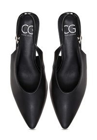 Zapatos negros de piel con diseño de punta afilada, con laterales recortados y un acento de hebilla metálica. Textura suave.
