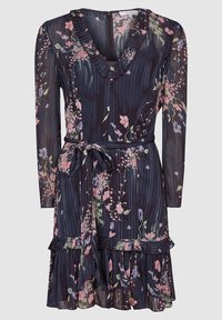 Blommigt klänning med långa ärmar, V-ringning och volangkrage. Har en knytel, lager-på-lager fåll och mörk bakgrund med rosa och blå blommor.