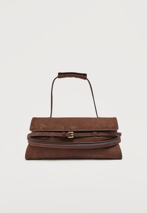 Geantă de mână din piele întoarsă maro, cu clapetă, curea subțire și detaliu reglabil cu cataramă pe un fundal simplu.