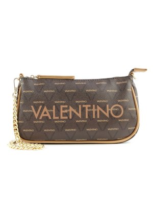Brązowa kopertówka Valentino z złotym łańcuszkiem i powtarzającym się wzorem logo Valentino.
