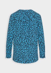 Langærmet bluse med et dristigt leopardmønster i blå og sort, rund halsudskæring og sammenfaldende detaljer bagpå.