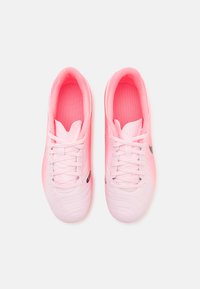 Rosa syntetiske joggesko med strukturert overdel, mesh-foring og flate lisser. Har en svart swoosh-logo på siden.