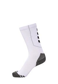 Witte sportsocken met een ribbelstructuur, een zwarte teenkap en zwarte logo-details aan de zijkant. Het ontwerp heeft een versterkte hiel.