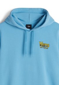 Sudadera con capucha azul claro hecha de tela suave. Cuenta con un bolsillo tipo canguro y un logo frontal bordado en amarillo y negro. Cordones ajustables en la capucha.