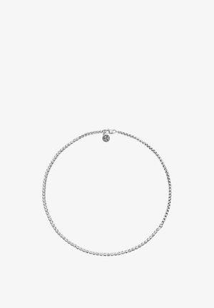 Sølvkjede med runde krystaller, et slankt og tynt design, og en karabinlås med et lite merkeskilt.