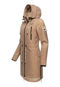Manteau d'extérieur long beige à capuche avec cordons ajustables, poches zippées et patches de marque sur la poitrine et la manche.