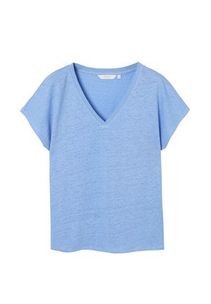 Svetlomodrý dámsky top s krátkym rukávom a véčkovým výstrihom, voľného strihu s jemnou textúrou, zobrazený na jednoduchom bielom pozadí.