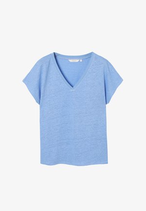 Svetlomodrý dámsky top s krátkym rukávom a véčkovým výstrihom, voľného strihu s jemnou textúrou, zobrazený na jednoduchom bielom pozadí.