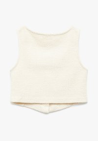 Biała, bezrękawnikowa crop top o teksturowanej tkaninie, zaokrąglonym dekolcie i lekko zakrzywionym dole z tyłu. Brak widocznych elementów metalowych lub ozdób.