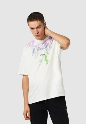 T-shirt bianco in cotone con un design grafico che presenta motivi ad albero in viola e verde sul colletto, etichettato "PHOBIA". Maniche corte.