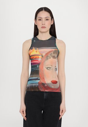 Camiseta sin mangas con un diseño impreso colorido de un rostro femenino y coches clásicos, con una tela suave y elástica y acentos multicolores.