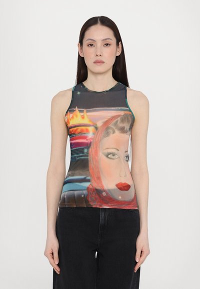 Débardeur sans manches avec un design imprimé coloré représentant le visage d'une femme et des voitures classiques, fabriqué dans un tissu lisse et extensible, agrémenté de touches multicolores.